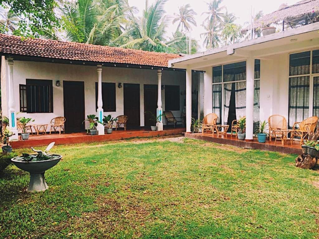 Hotel Lotus Surf House Midigama East Exterior foto