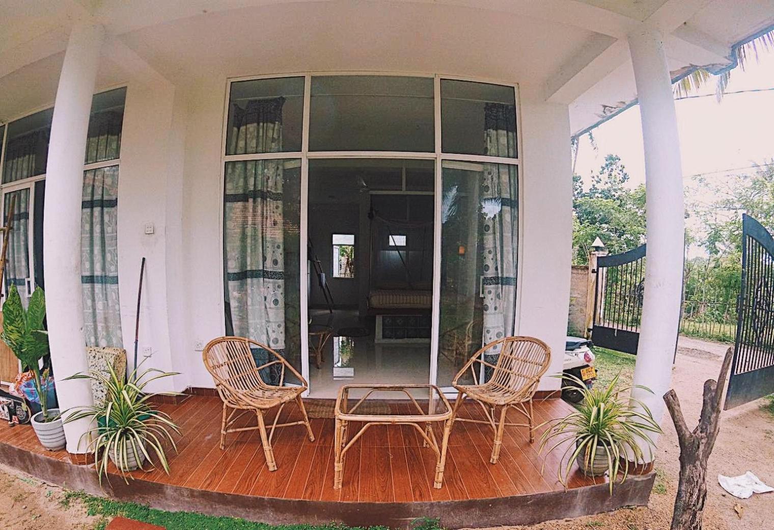 Hotel Lotus Surf House Midigama East Zimmer foto